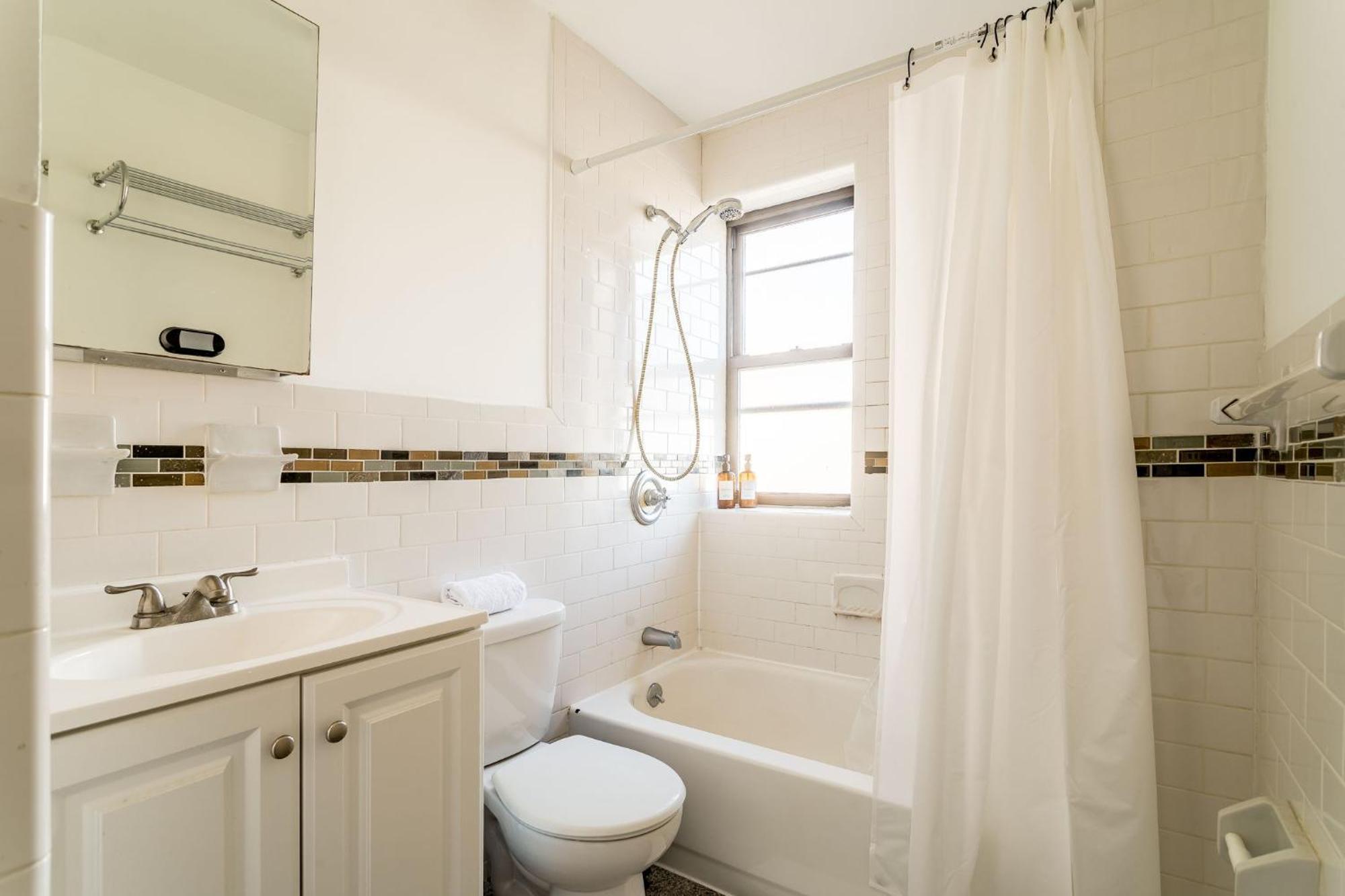 Chic 3bd 1bath Space Close To East River Walk Apartment *
